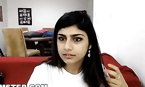 CAMSTER - Mia Khalifa's Webcam Curves On Before She's Ready