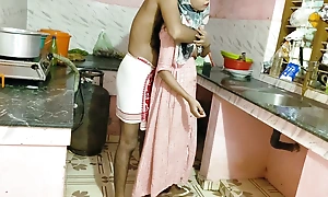 Indian Wife cuckold Hubby Ke Samne Boyfriend se Chuda kitchen