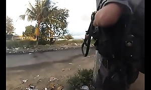 Polícia seduzindo com fuzil para traficantes