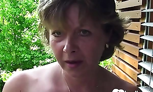 Gaffer milf shows her pussy in a close-up